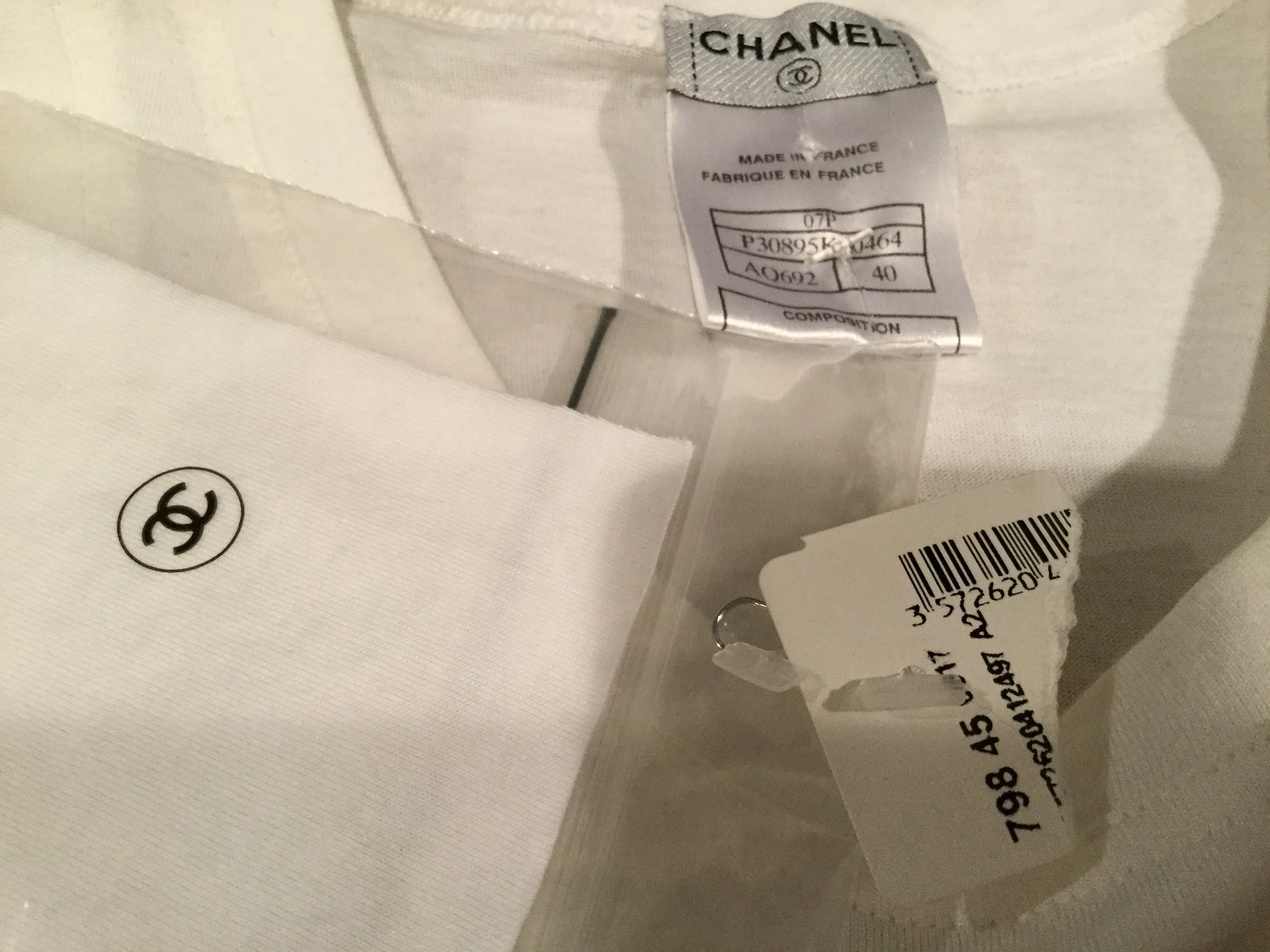 New with Tags Chanel 2007 Spring, 07P White medallion Charm tee Cotton T-shirt FR 40 US 6